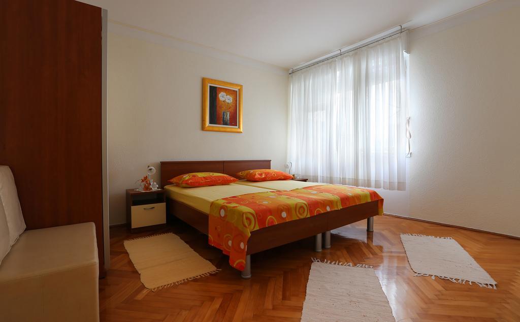 Dante Apartment Split Room photo